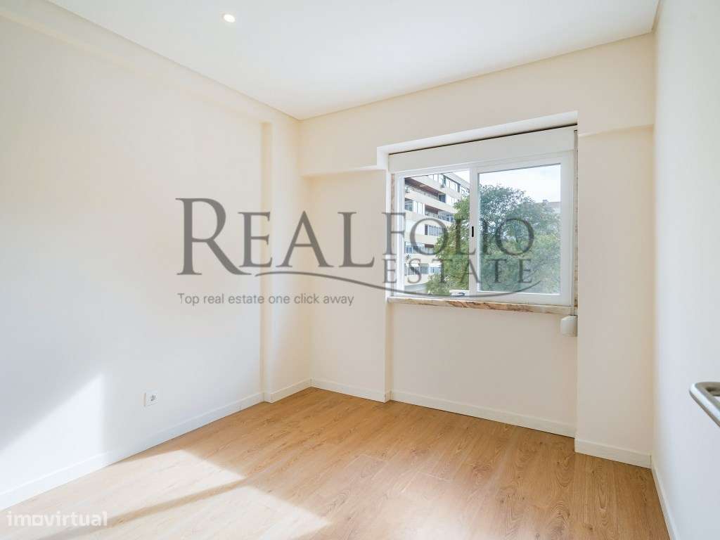 Apartamento T1 remodelado com varanda na Costa da Caparica-11