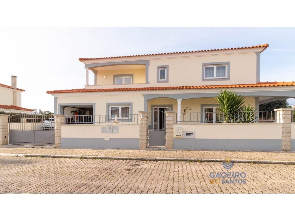 Moradia T4 com piscina e jardim junto...