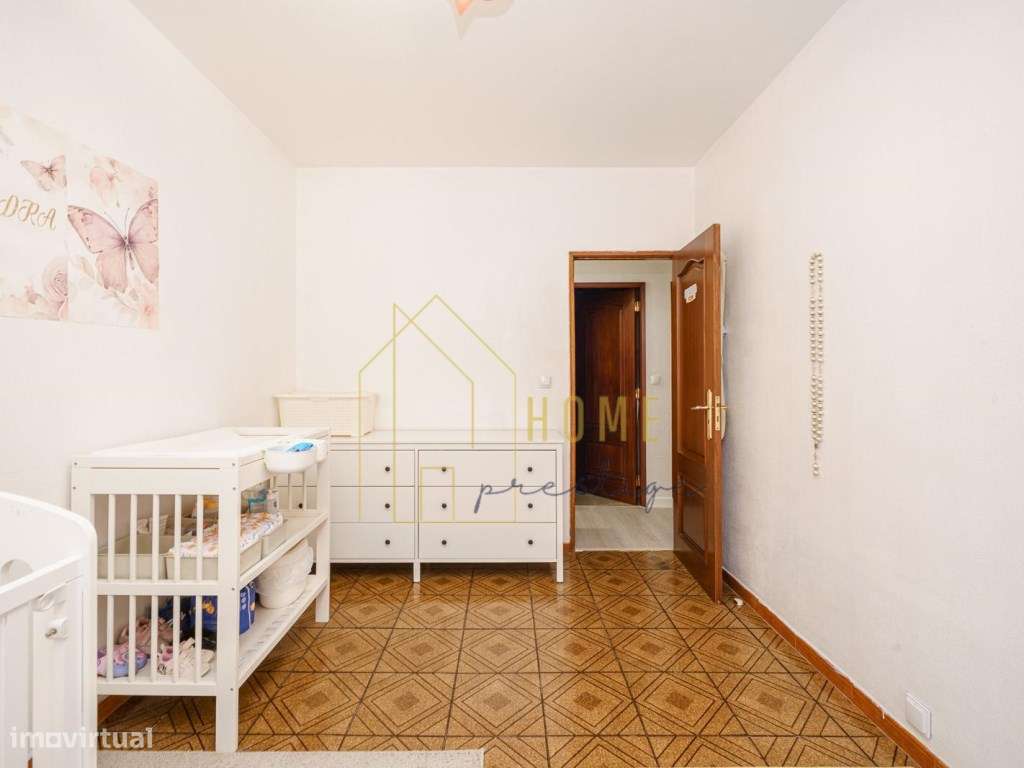 T2 em Setúbal - Sala Open Space e Prédio com Elevador-6