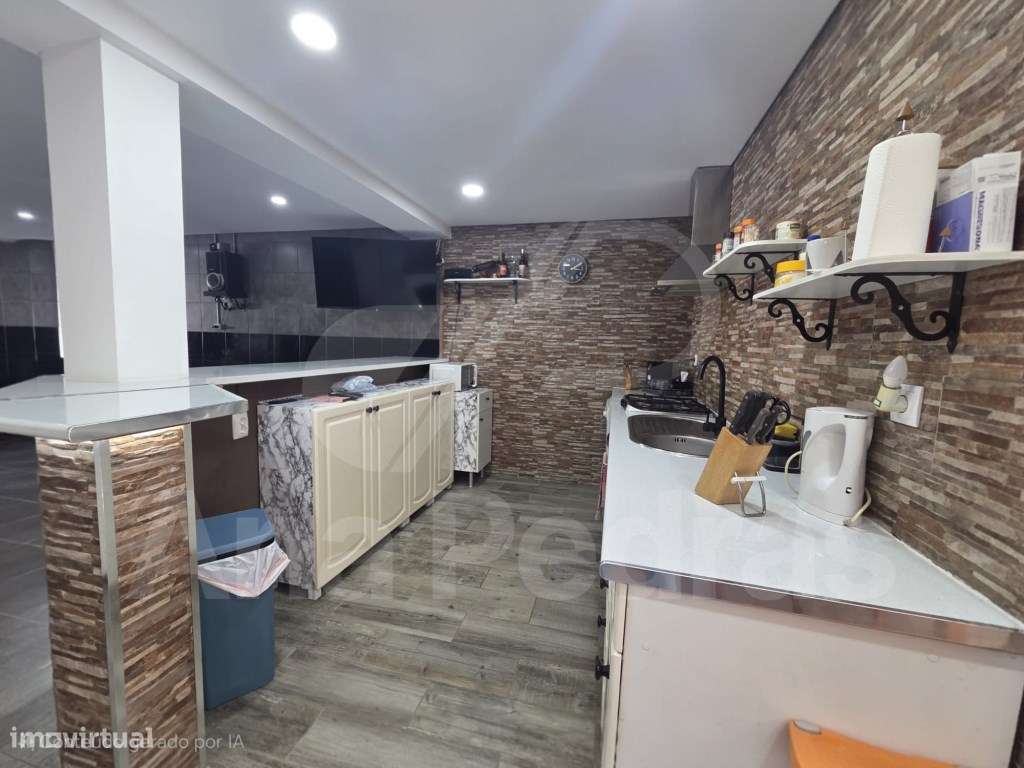 Moradia Bi-Familiar Totalmente Remodelada com Logradouro e Elevado ...-32