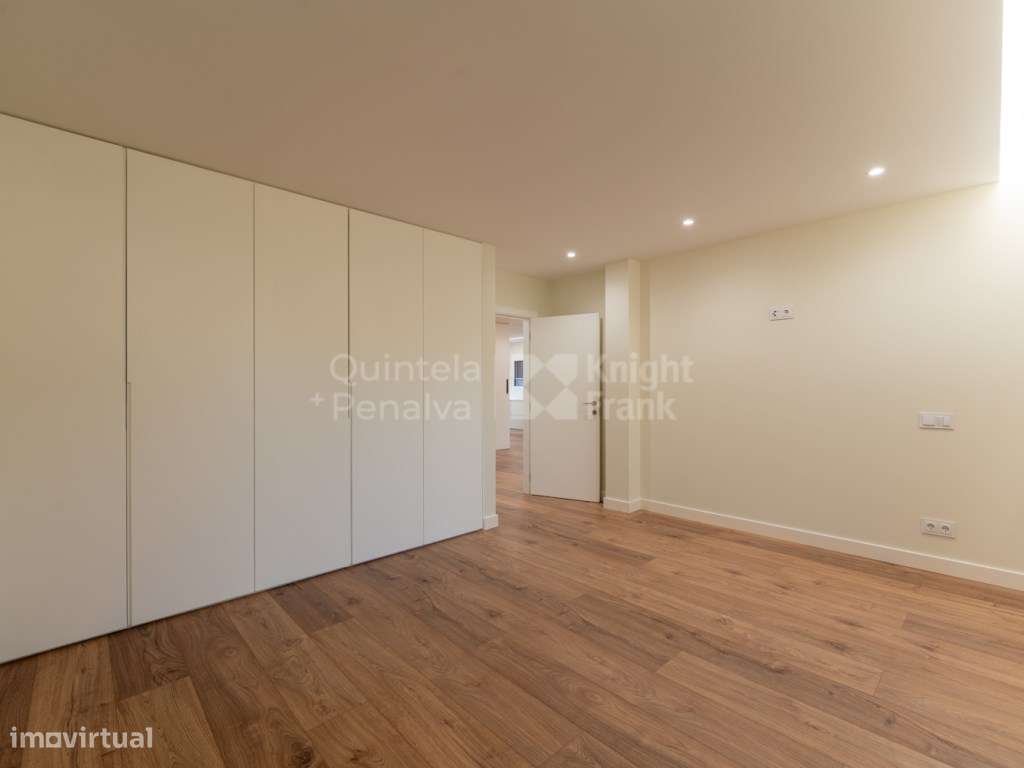 Apartamento T3 com garagem junto ao centro de Cascais-23