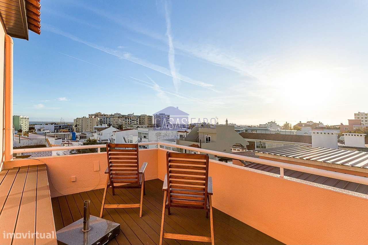 Imponente Moradia V3 de 3 pisos na zona da Avenida 5 de Outubro em Far - Grande imagem: 4/48