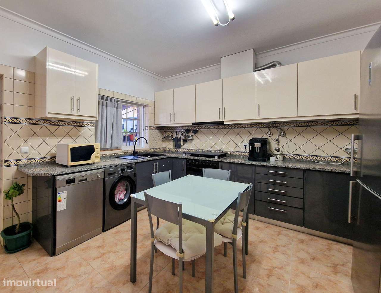 Moradia de 4+1 assolhadas para quem procura o equilíbrio entre o confo - Grande imagem: 4/27