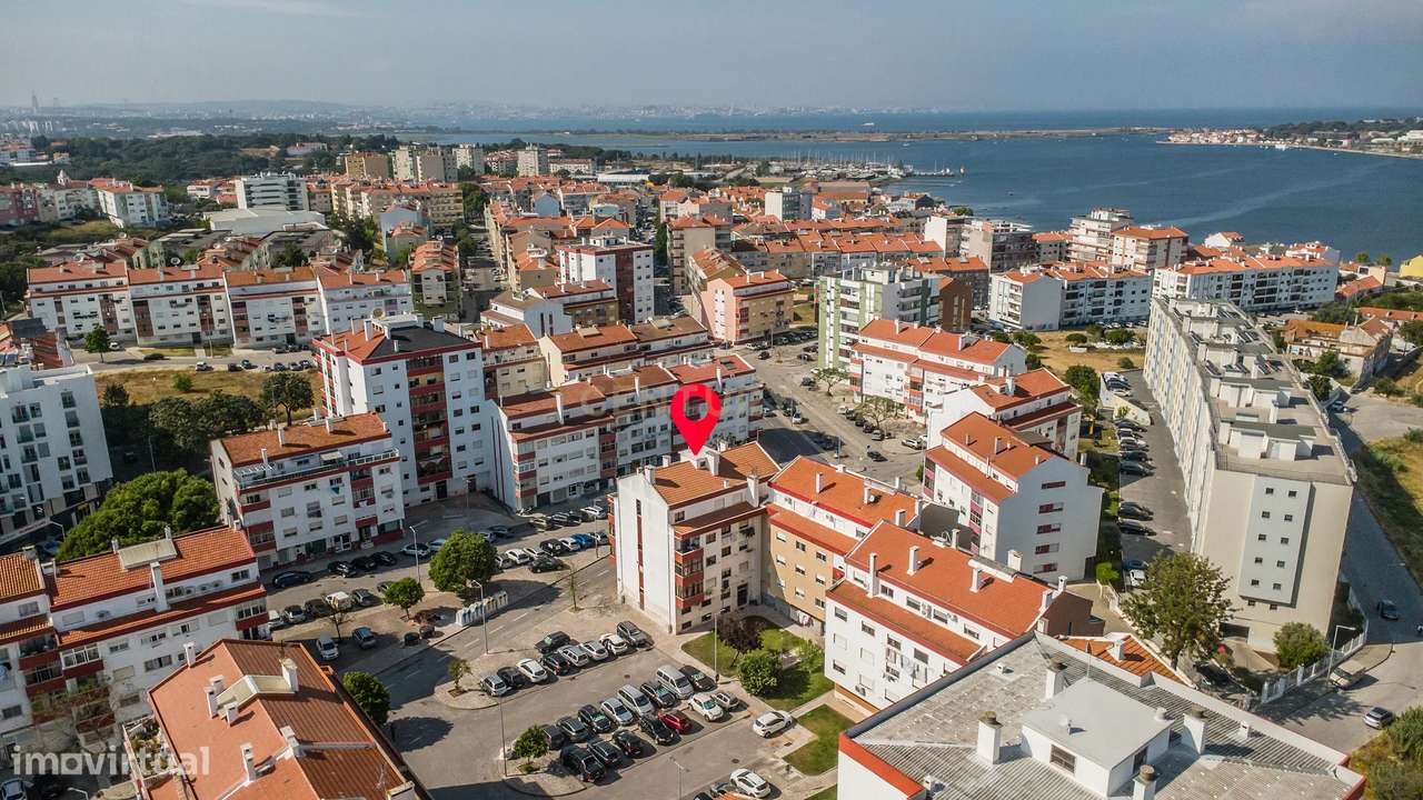 Apartamento T3 em Amora, Seixal - Oportunidade Única!-36