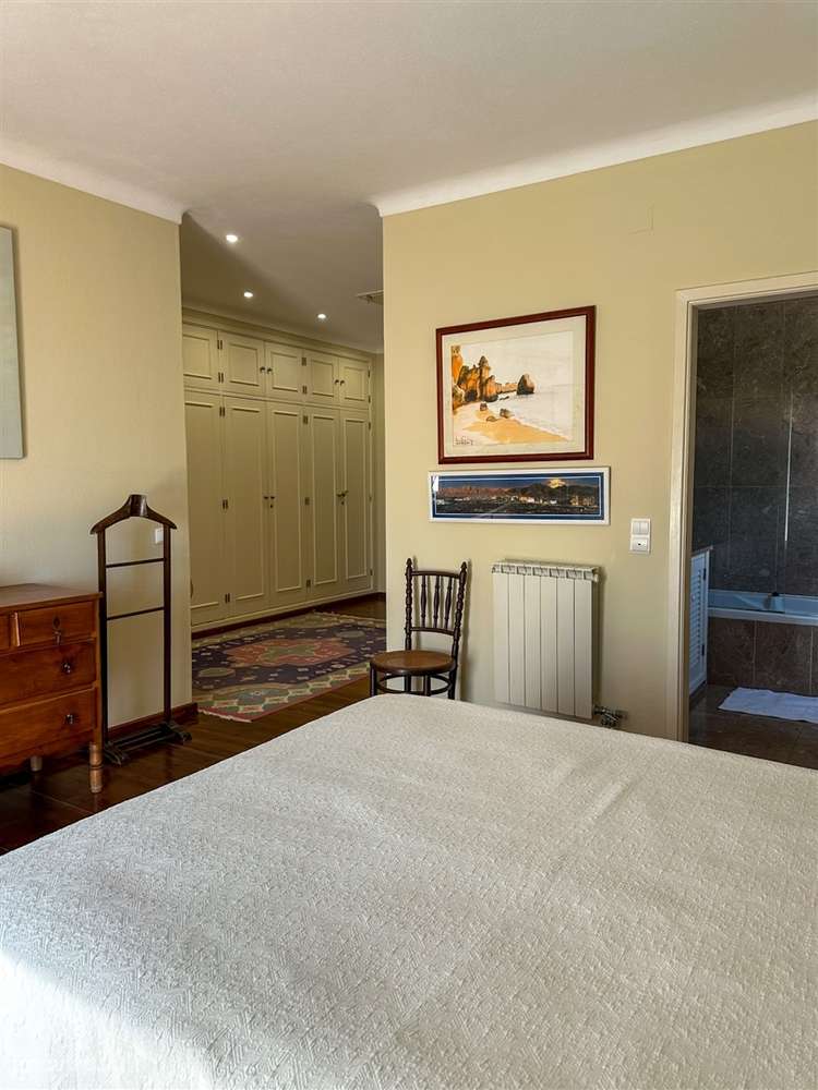 Moradia T5 com piscina e jardim a poucos metros da Praia do Alemão – A-52