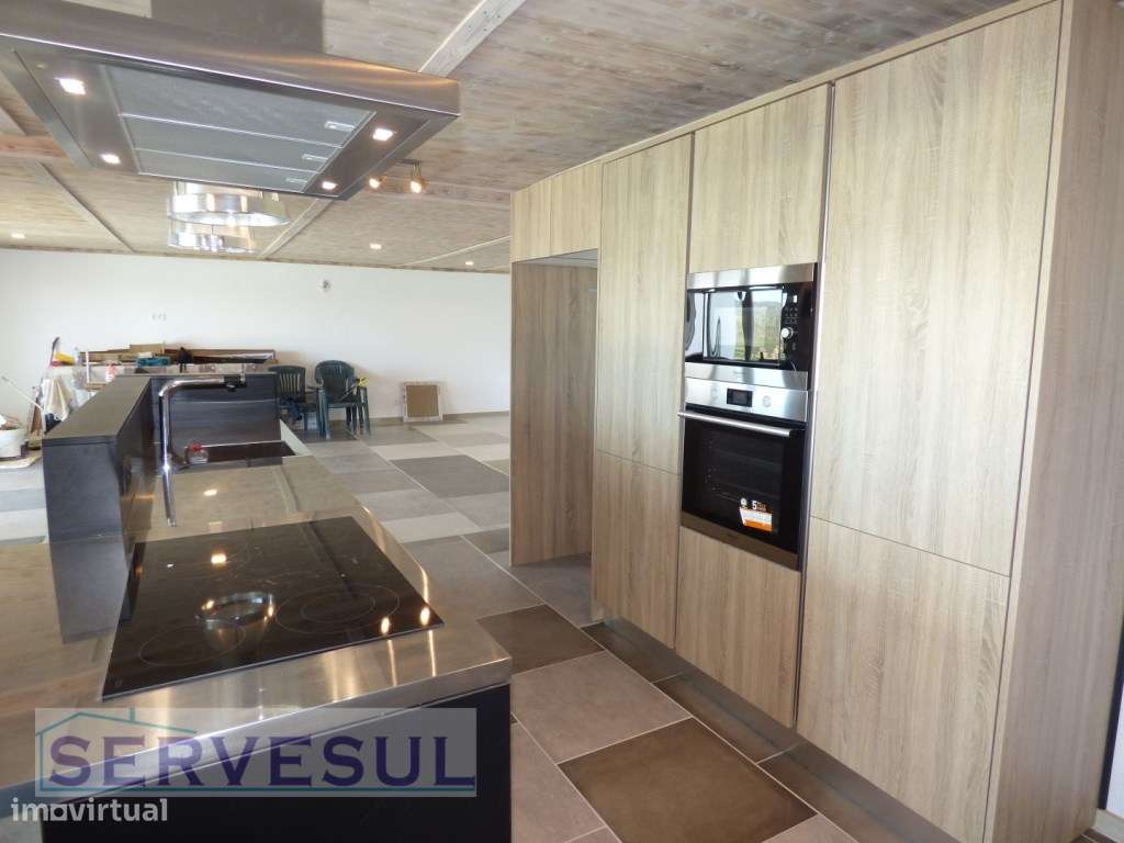 Espaçosa moradia de 2 pisos composta por 4 quartos com piscina e vi...-6