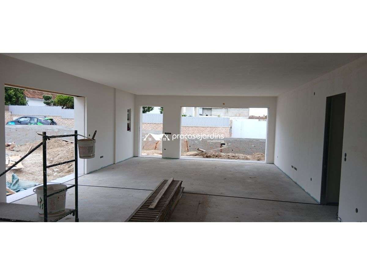 Moradia Isolada Nova e Sofisticada em Ortigosa, Leiria-19