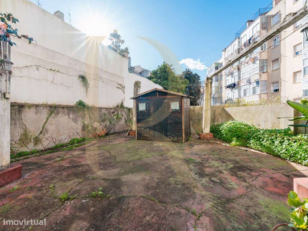 Apartamento T2 com quintal e elevador em Ajuda - Lisboa-1