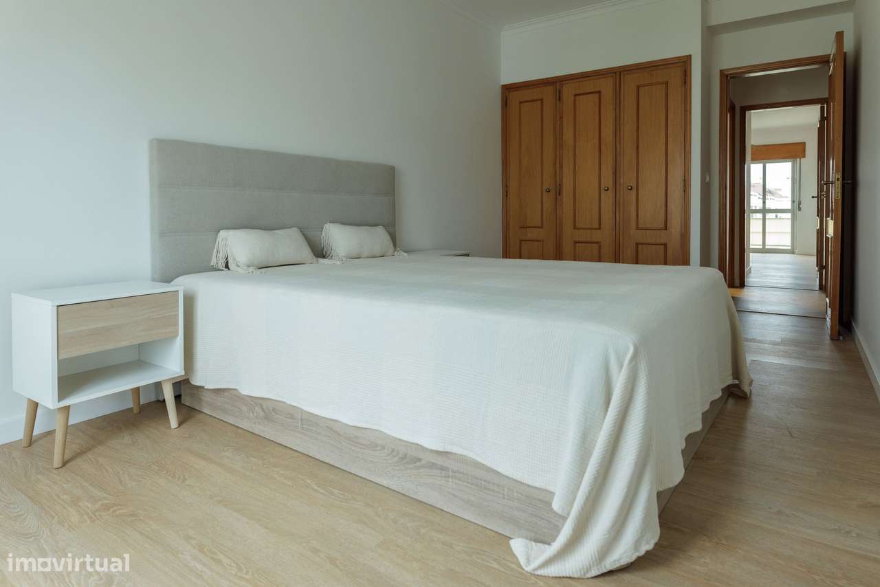 T2 Mobilado com muita luz + 2 varandas + arrecadação 16 m² | Almada - Grande imagem: 3/38