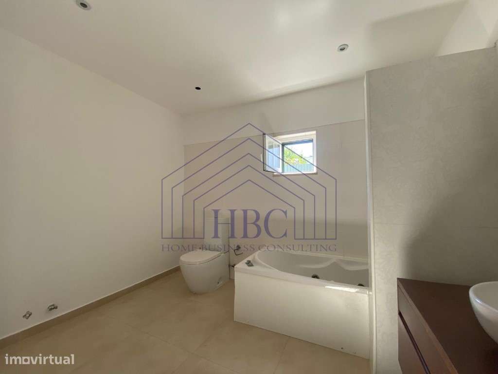 Moradia T4 com Amplo Jardim e Potencial de Remodelação em Alcabidec...-22