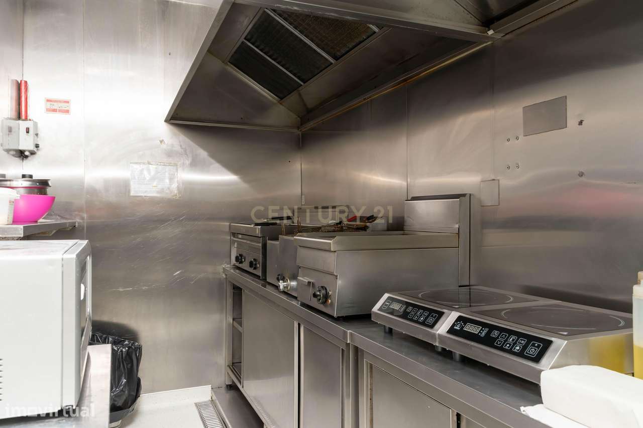 Trespasse de Bar / Restaurante de Diversão Noturna na Av. Marques de T-2