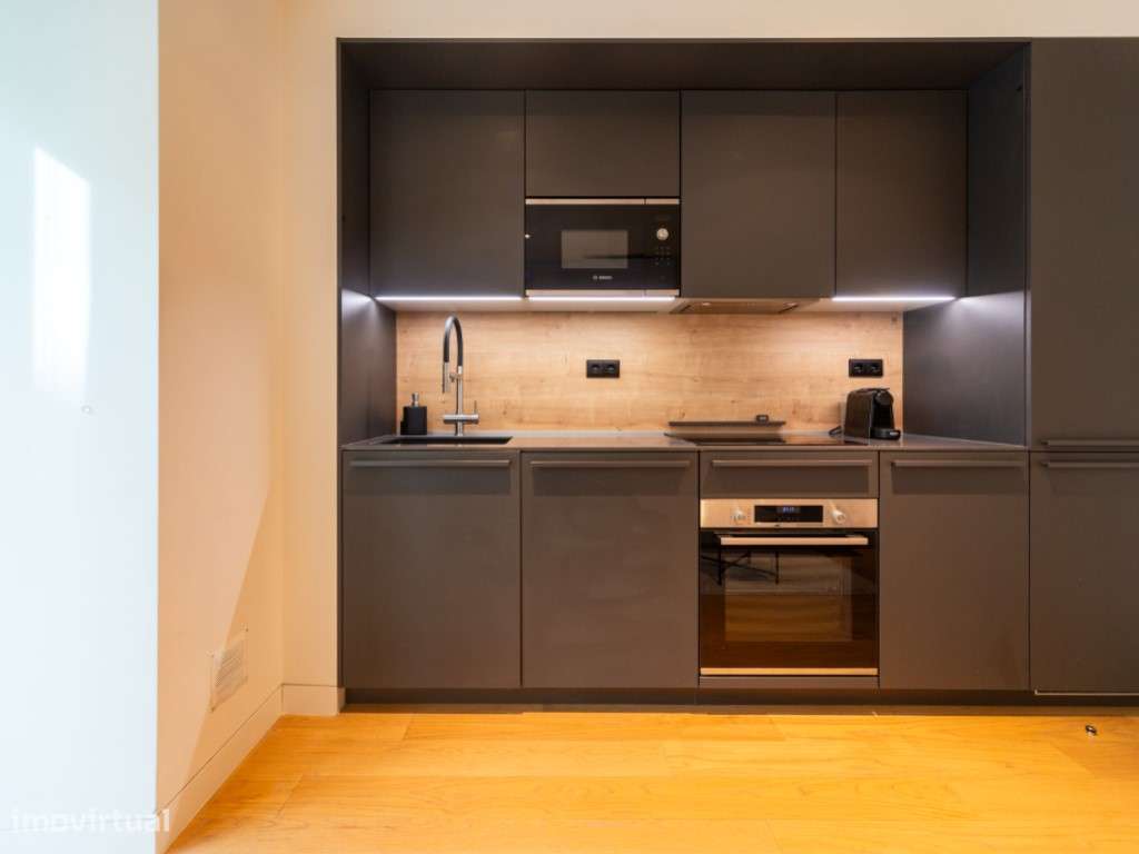 Apartamento T1 mobilado com varanda e elevador às Janelas Verdes na... - Grande imagem: 5/23