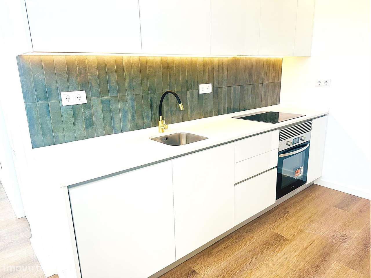 T2 Totalmente Remodelado na Reboleira - Pronto a Habitar!-4