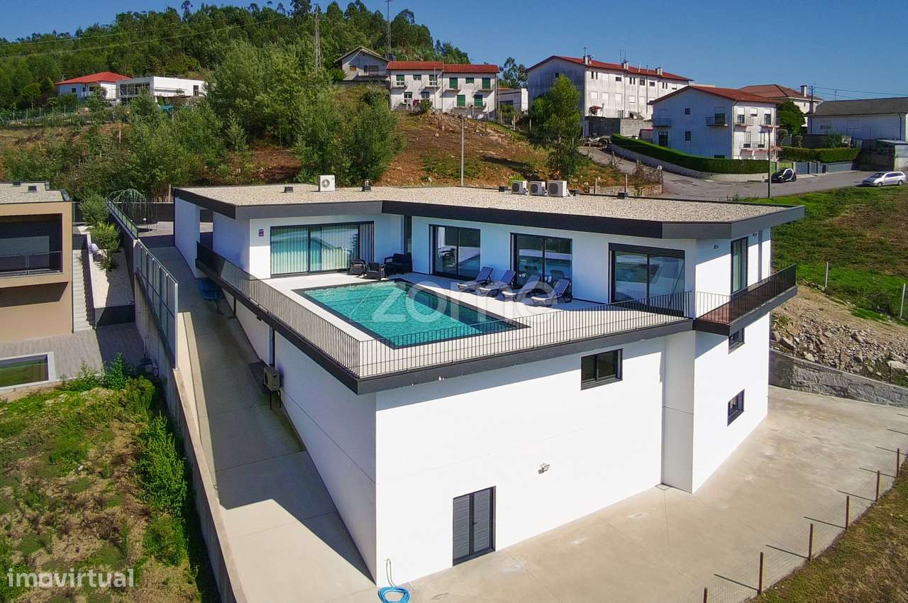 Moradia T3 de luxo com piscina aquecida entre Braga e Guimarães - Grande imagem: 2/49