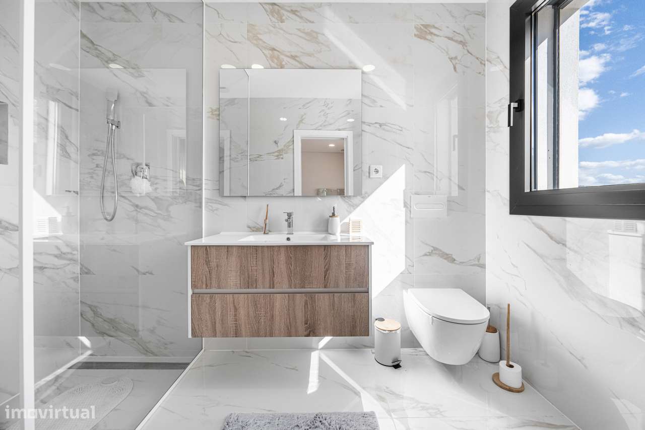 Moradia T4 semi-nova c/ 4 suites-38