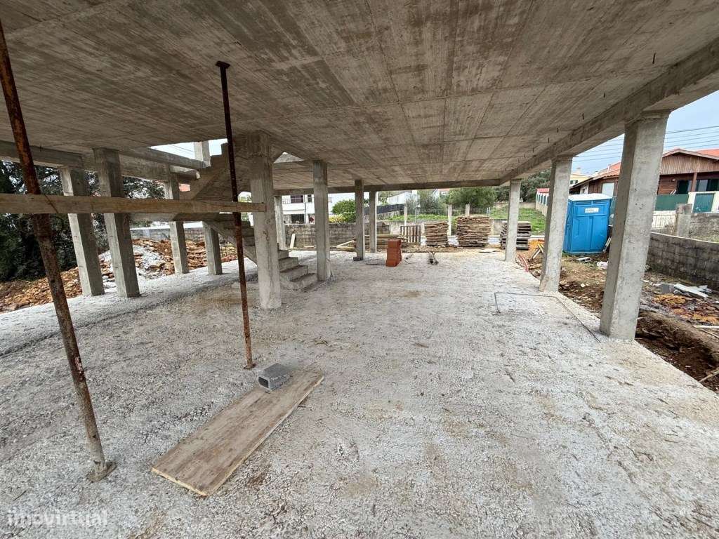 Moradia T4 com piscina, junto a Manique de cima-21