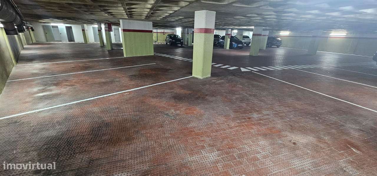 Garagem / Parqueamento no Centro da Amadora-7