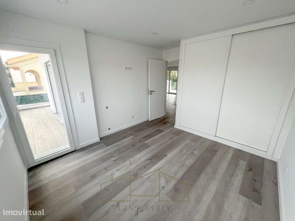 Moradia T4 Isolada Sobreda-14