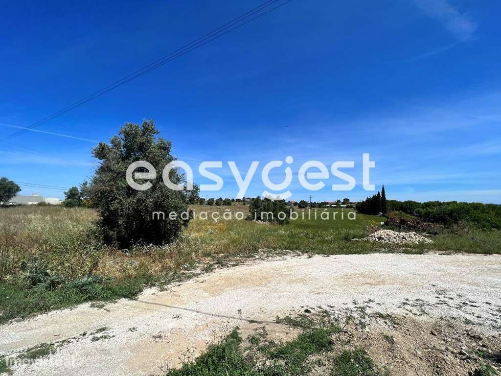 Terreno misto com 13720m2 totais , com vista desafogada e bons acessos - Grande imagem: 2/19