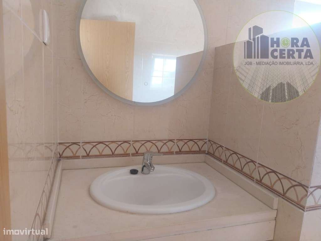 Moradia V4 com piscina em Setúbal!-27