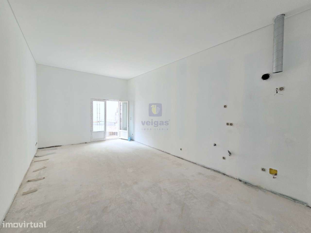 Apartamento T2 com terraço com duas frentes ao nível do RC no empreend-5