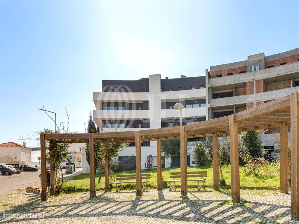 Apartamento T2 com varanda e estacionamento em Loures-0