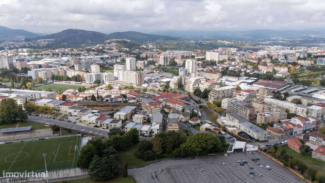 Terreno para um hotel de 70 quartos com um segundo edifício para servi-24