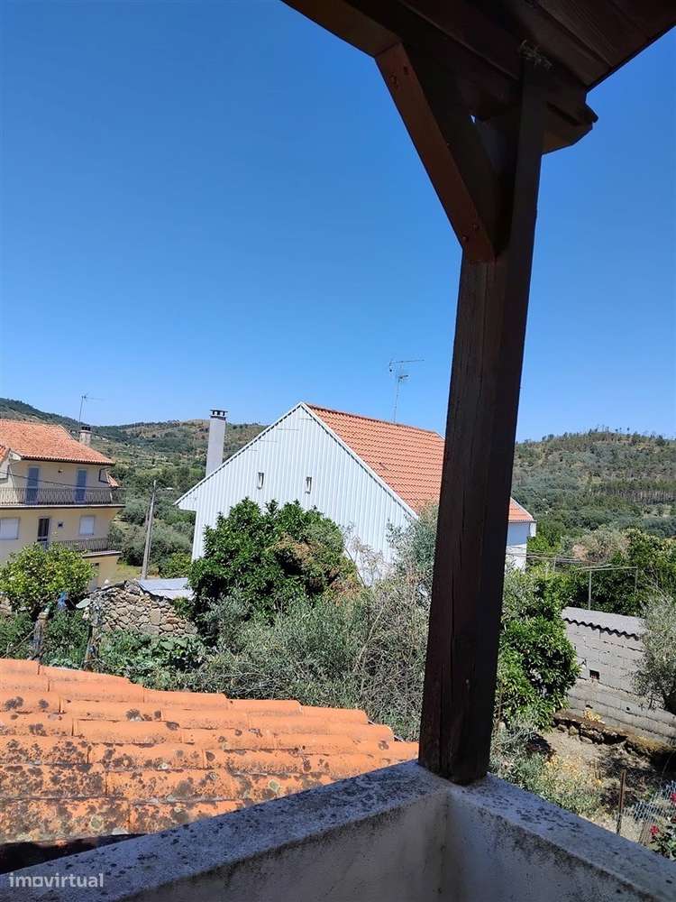 Moradia de Grande Dimensão com Potencial Habitacional, Turístico e de-12