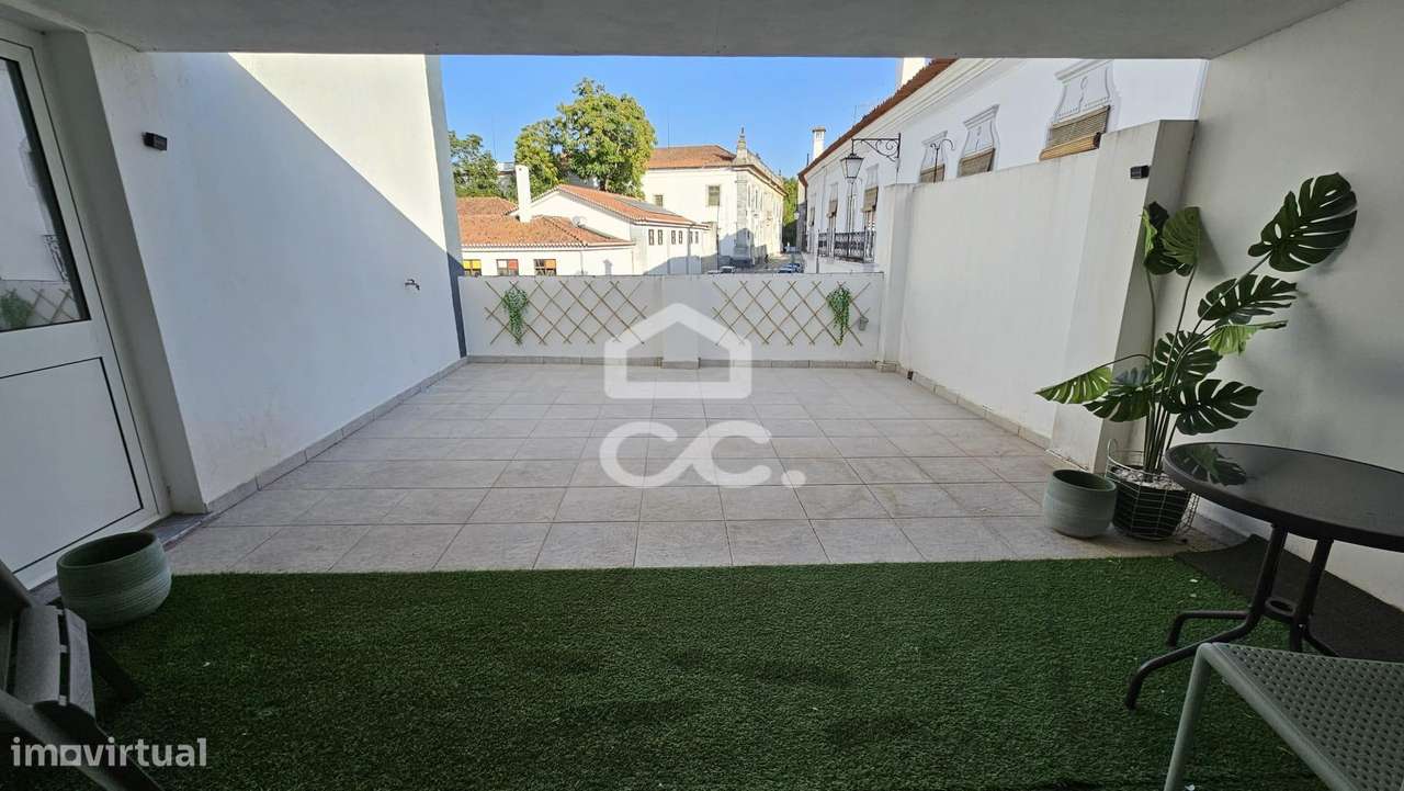 Alojamento com 10 quartos, pronto a rentabilizar, com obras recentes e-12