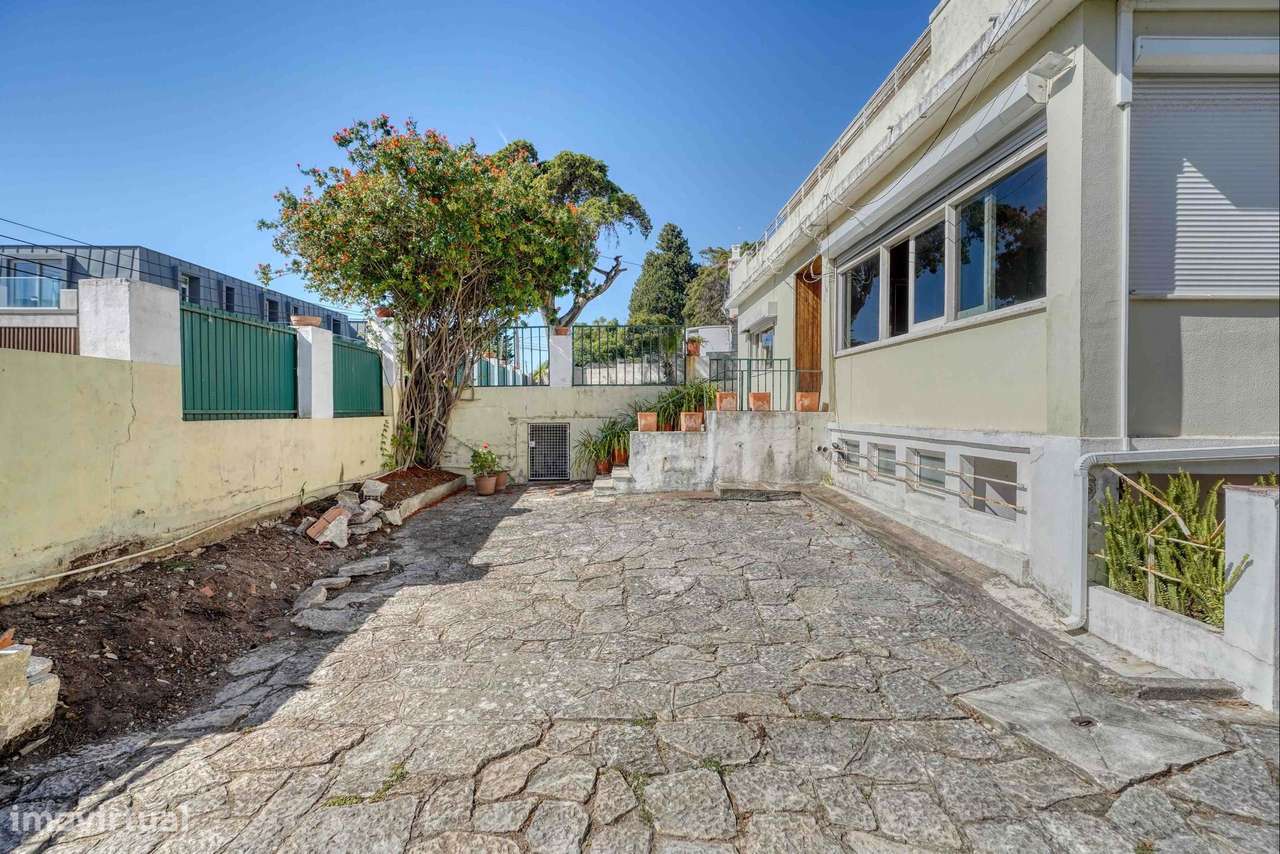 Moradia para recuperar no centro do Estoril, com piscina e vista mar-15