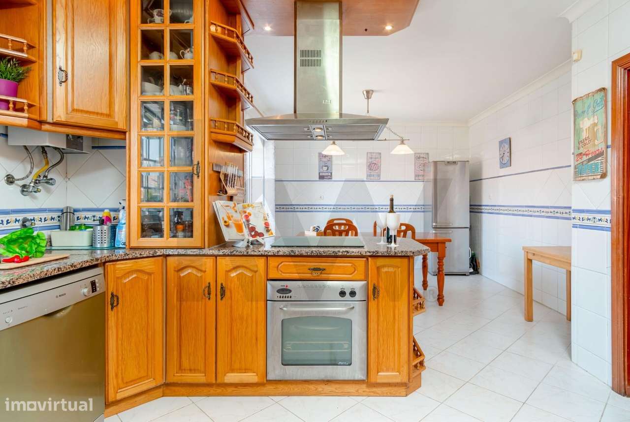 Moradia em Banda T4+1 com Jardim, Garagem e Sótão-18