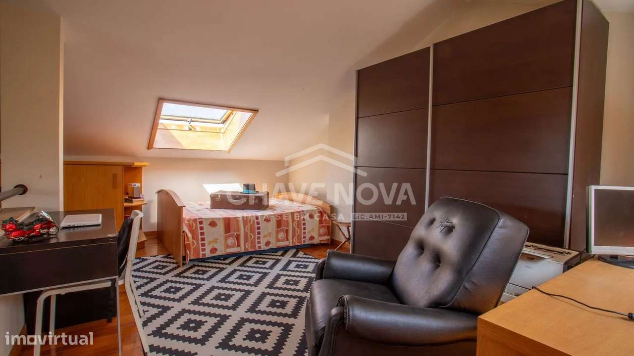 Moradia V3 de quatro frentes - Perosinho-32