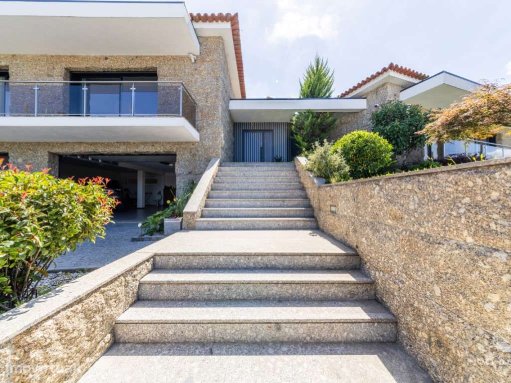 Moradia T3+1 Exclusiva com Jacuzzi, Jardim e Vista Montanha | Guima... - Grande imagem: 4/49