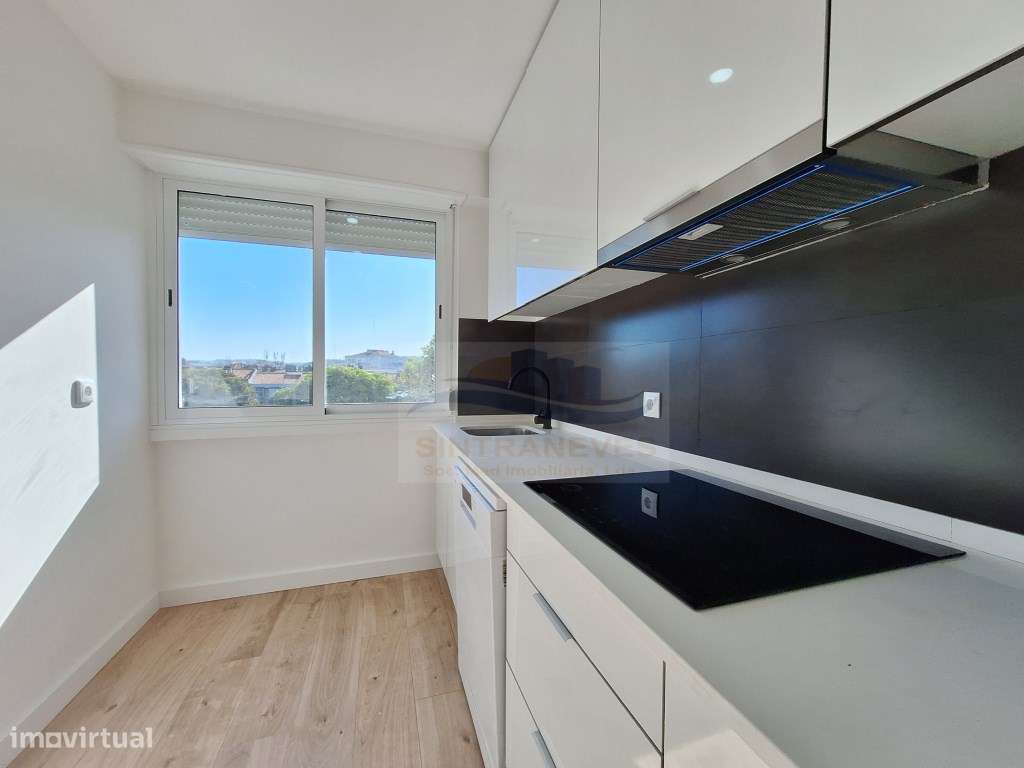 T2 em remodelação total, com varandas, na Damaia de Baixo - Grande imagem: 4/13