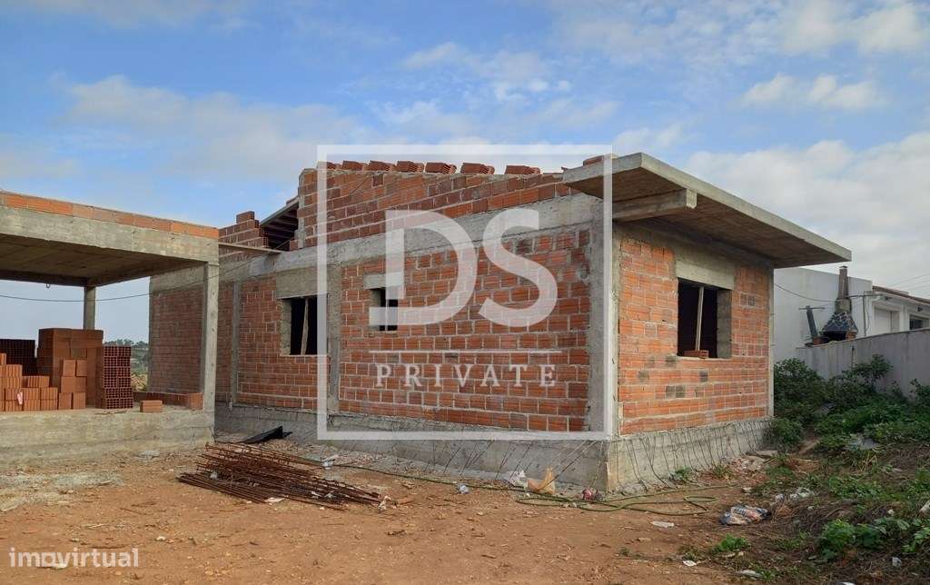 Moradia T3 Térrea unifamiliar de arquitetura moderna em fase de constr-9