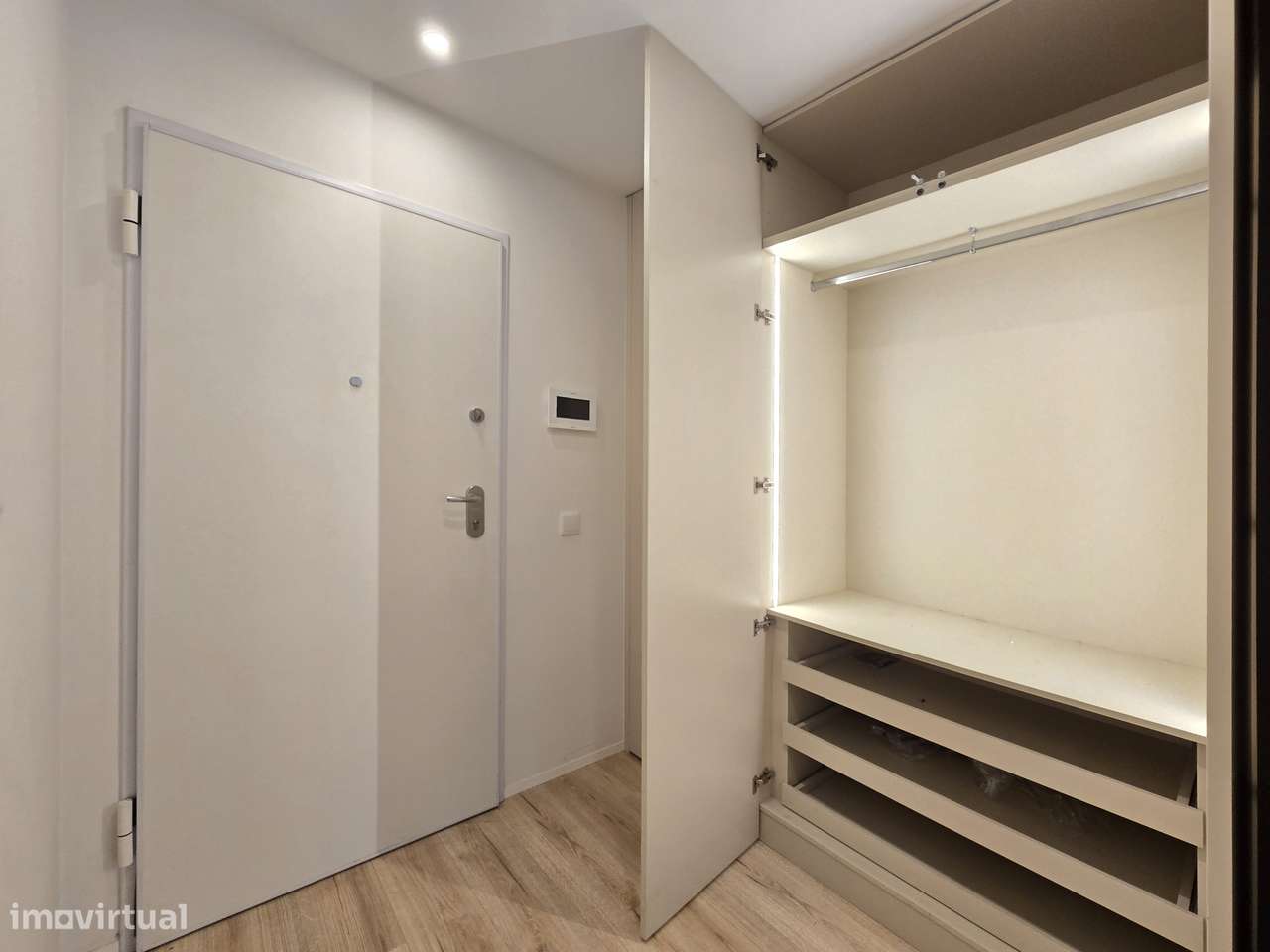 Apartamento T1 com terraço Seminovo.-5