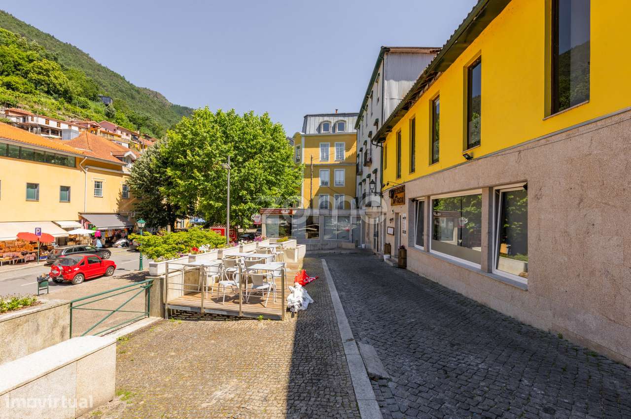 Prédio no Centro da Vila do Gerês - Grande imagem: 4/47