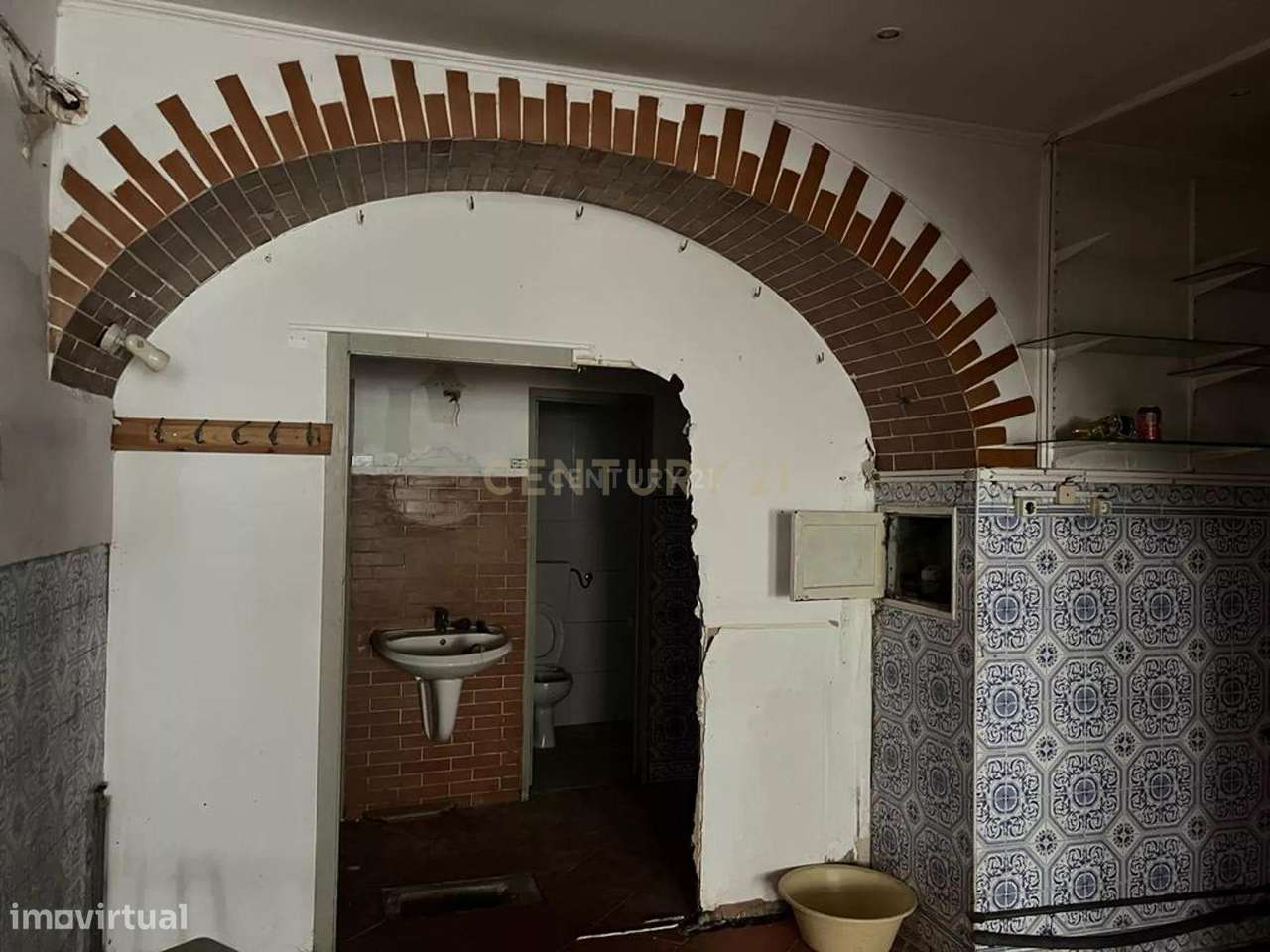 Venda de espaço comercial com extração de fumos em Alfama, Lisboa - Grande imagem: 5/19