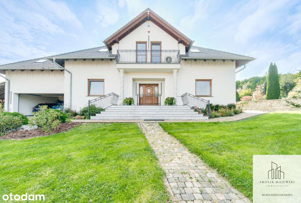 Rezydencja z basenem i pięknym ogrodem-18