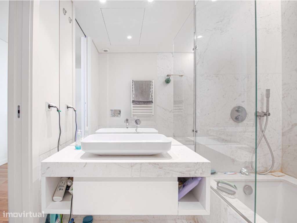 Apartamento T2 com varanda, estacionamento no Condomínio Infinity-24