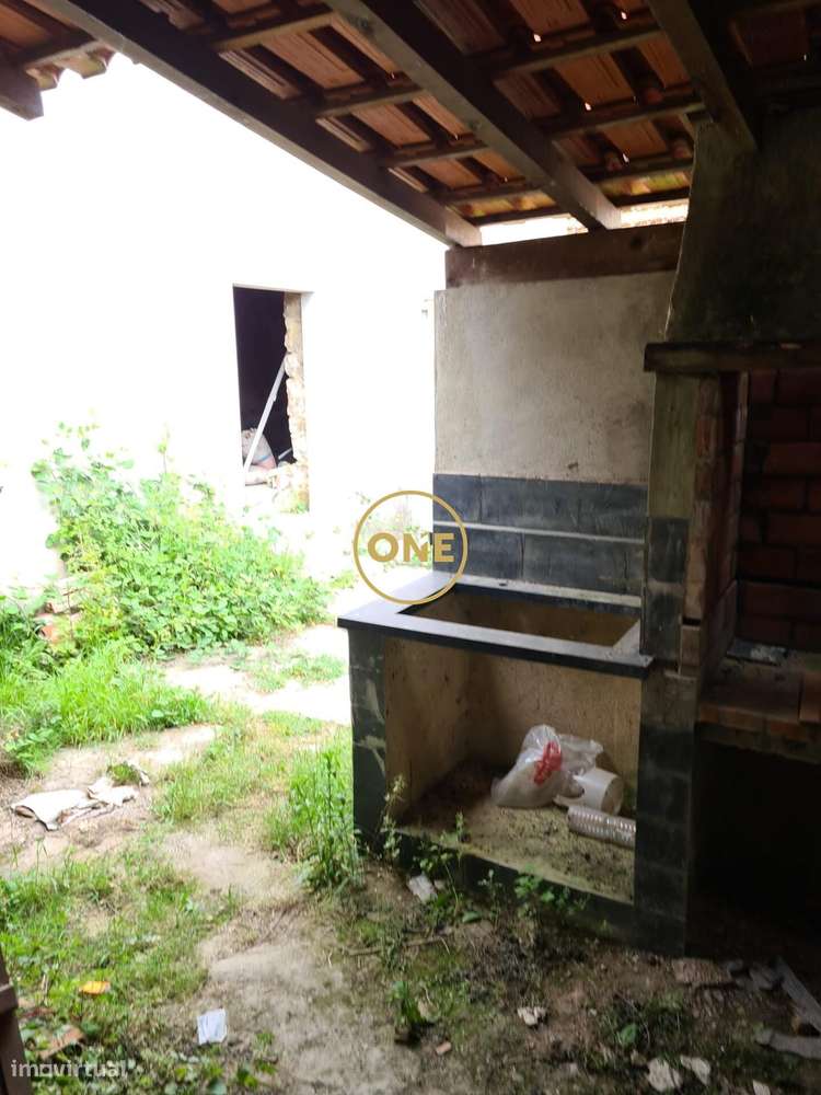 Moradia Exclusiva para reconstrução, com Projeto Aprovado e Licença a-9