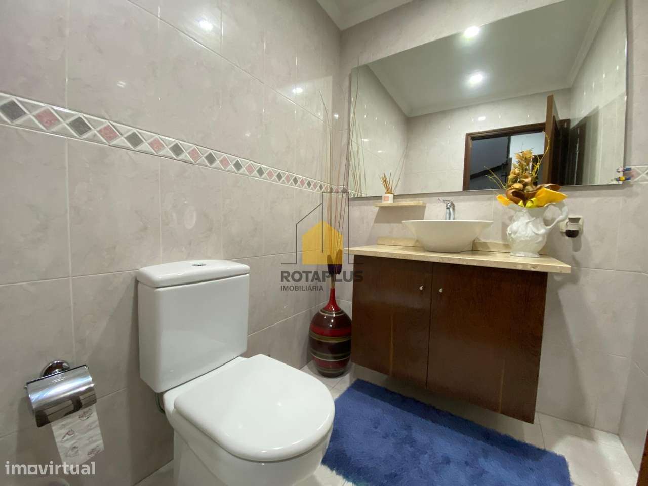 Moradia T4, Salão de Convívio e Excelente Localização-23