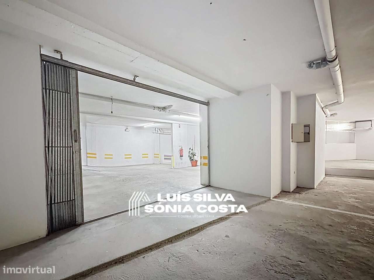 Garagem fechada c/ 166m2 & Estacionamento para 9 Carros no centro...-15