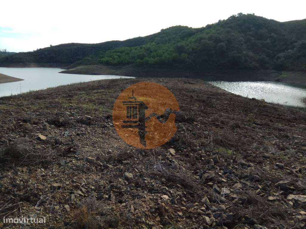 TERRENO RÚSTICO COM 7880 M2 JUNTO A BARRAGEM DO BELICHE - AZINHAL -... - Grande imagem: 4/60