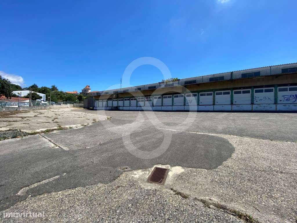 Armazém dividido em três pavilhões com logradouro em Belas em Sintra - Grande imagem: 3/51