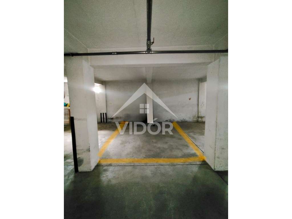 Garagem na Rua Camilo Pessanha junto à Circunvalação. - Grande imagem: 2/3