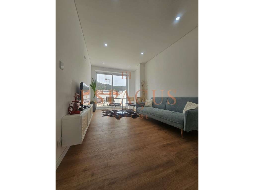 Apartamento T2 com Terraço no Coração do Centro Histórico-3