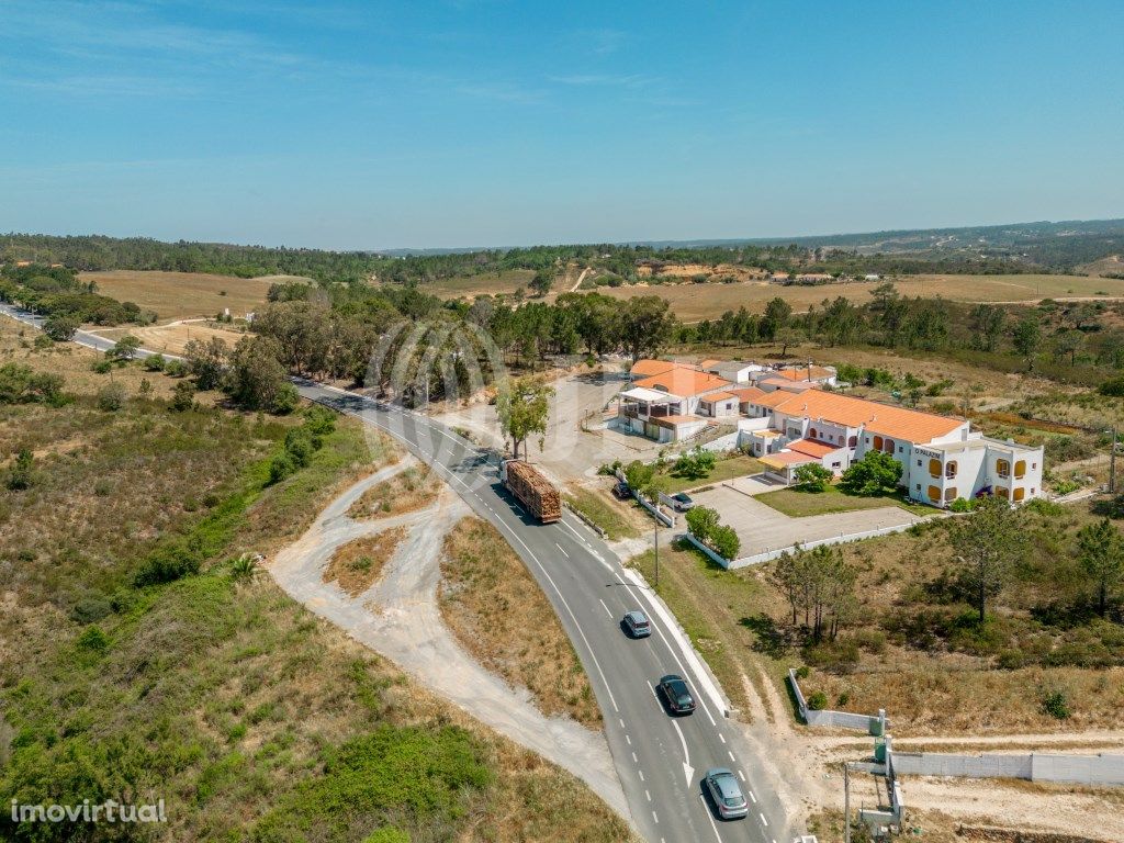 Moradia T2 e espaço comercial, em Aljezur, Algarve