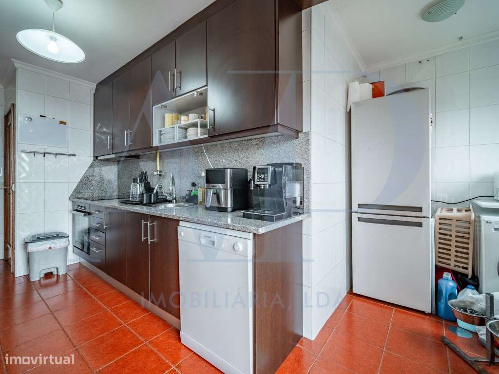 Apartamento T3 com varanda, e localização privilegiada em Vila do C...-7