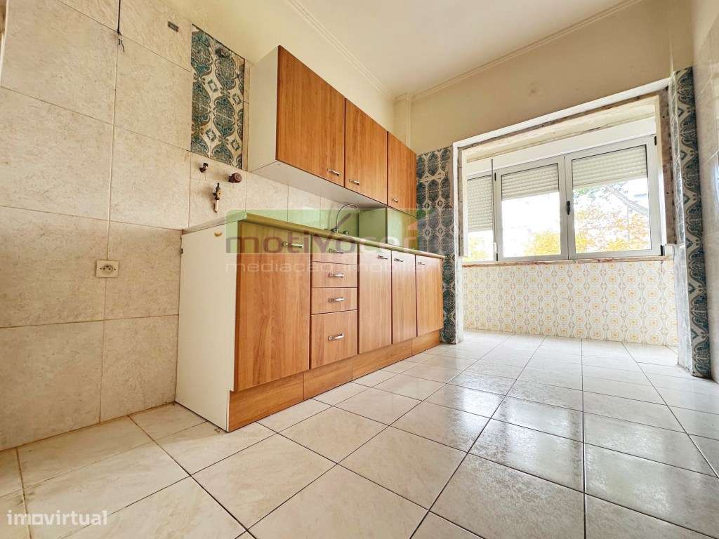 Apartamento T2 em remodelação total, na Figueirinha, Oeiras-0